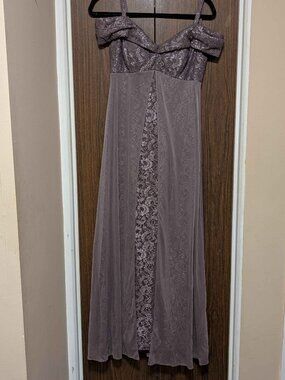 Laura Petites size 4 lace and chiffon formal dress